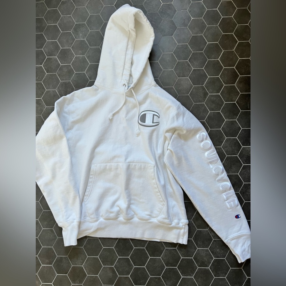 Thick white Champion hoodie in great condition. Oversized fit. Worn once!